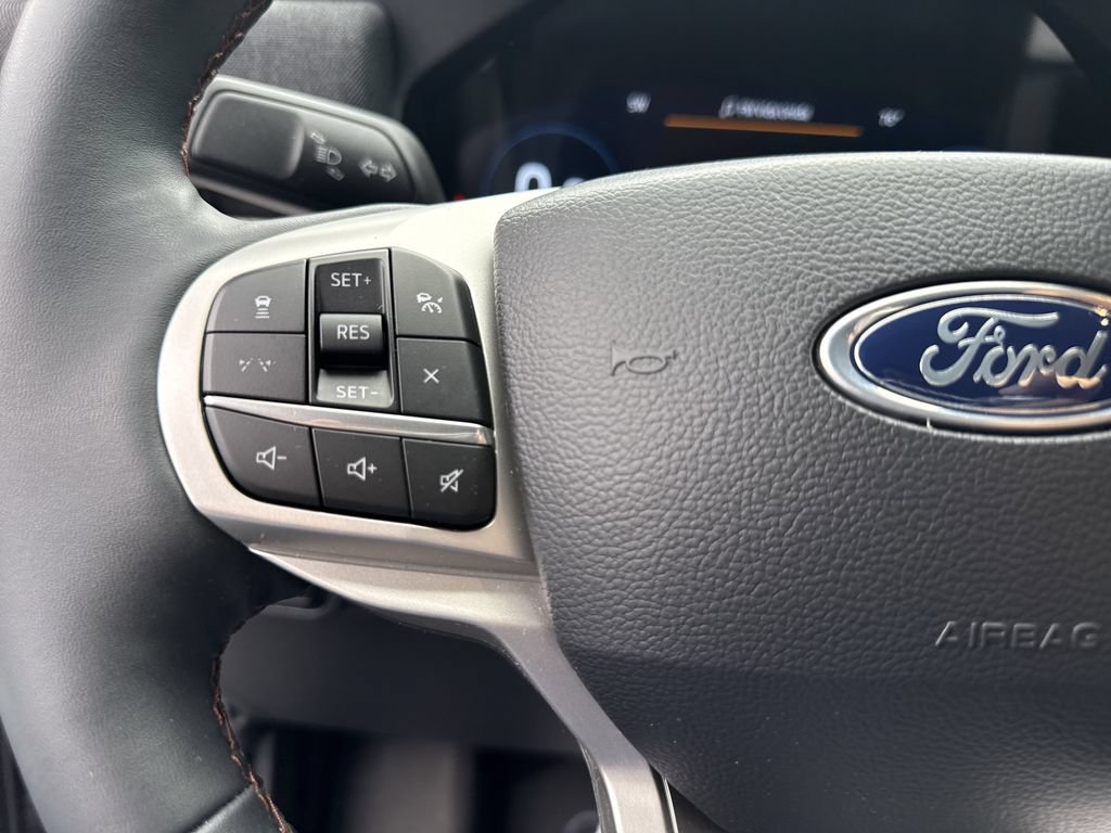 Used 2025 Ford Explorer Active AWD/4WD image 21