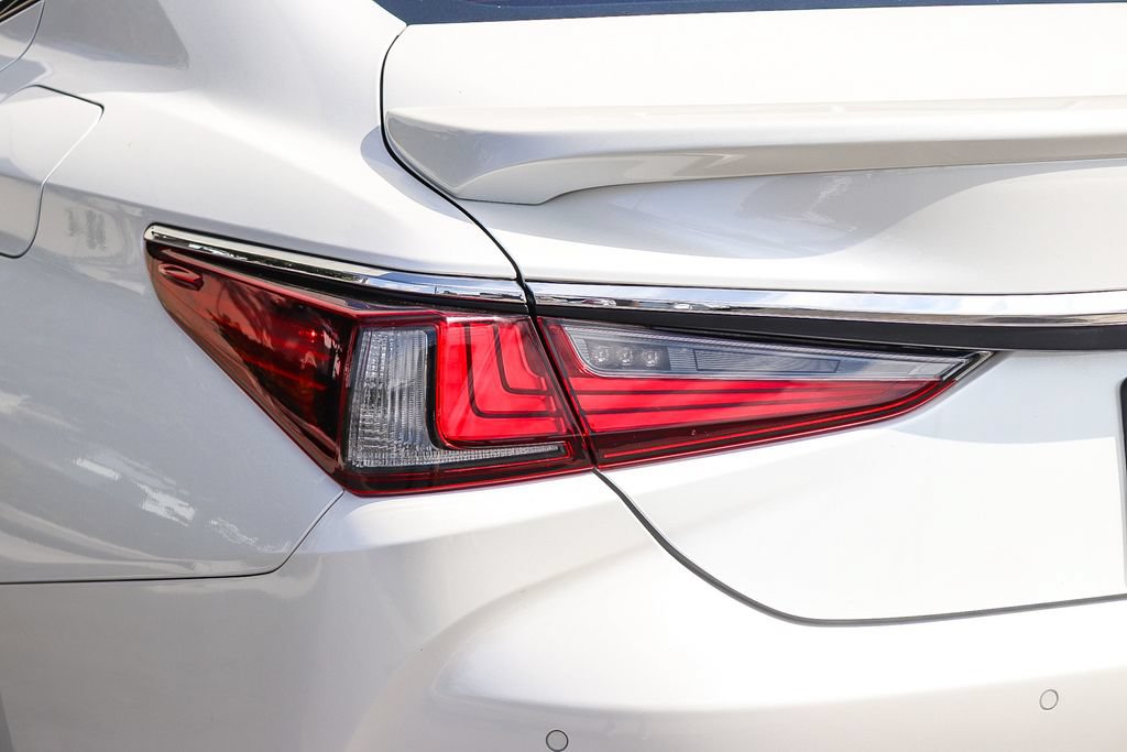 Used 2025 Lexus ES 300h w/ Premium Package FWD image 9