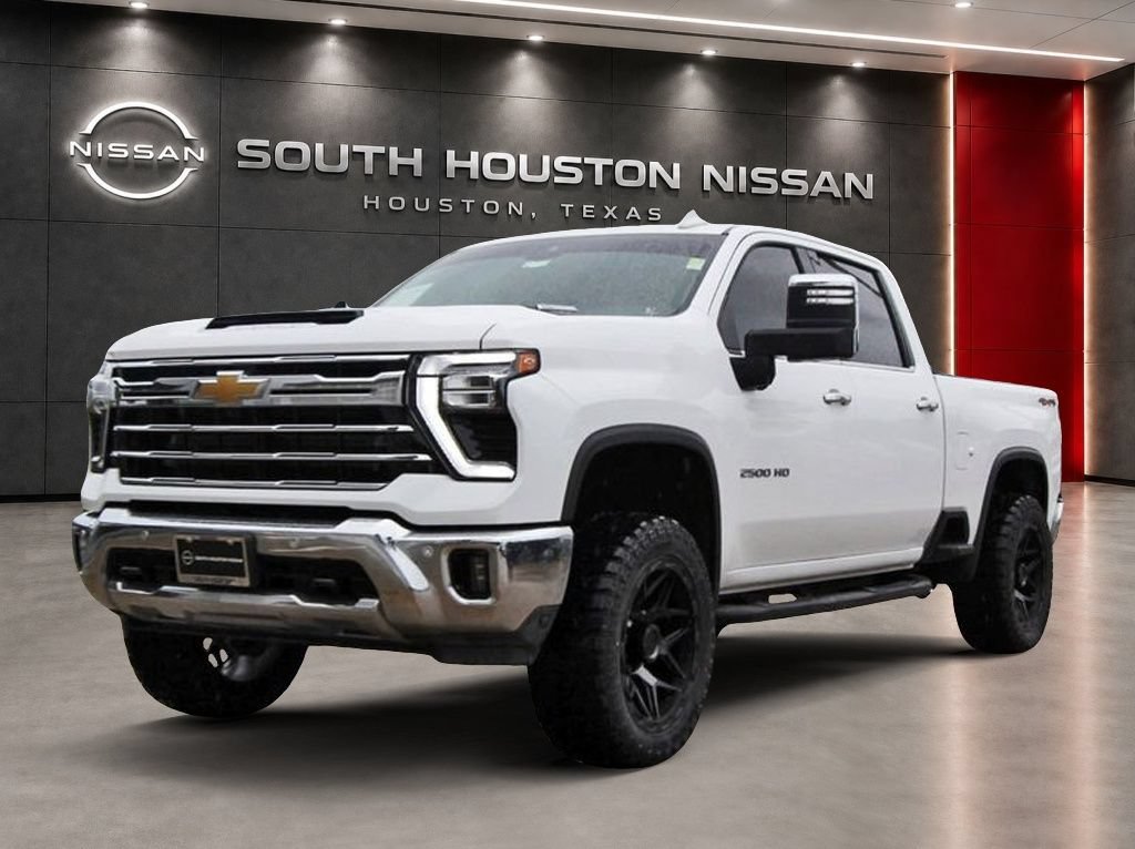 Used 2025 Chevrolet Silverado 2500 LTZ w/ LTZ Convenience Package AWD/4WD image 2