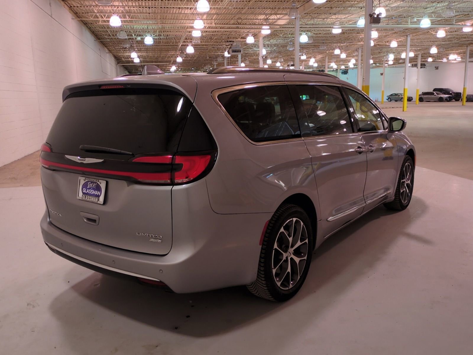 Used 2021 Chrysler Pacifica Limited AWD/4WD image 4