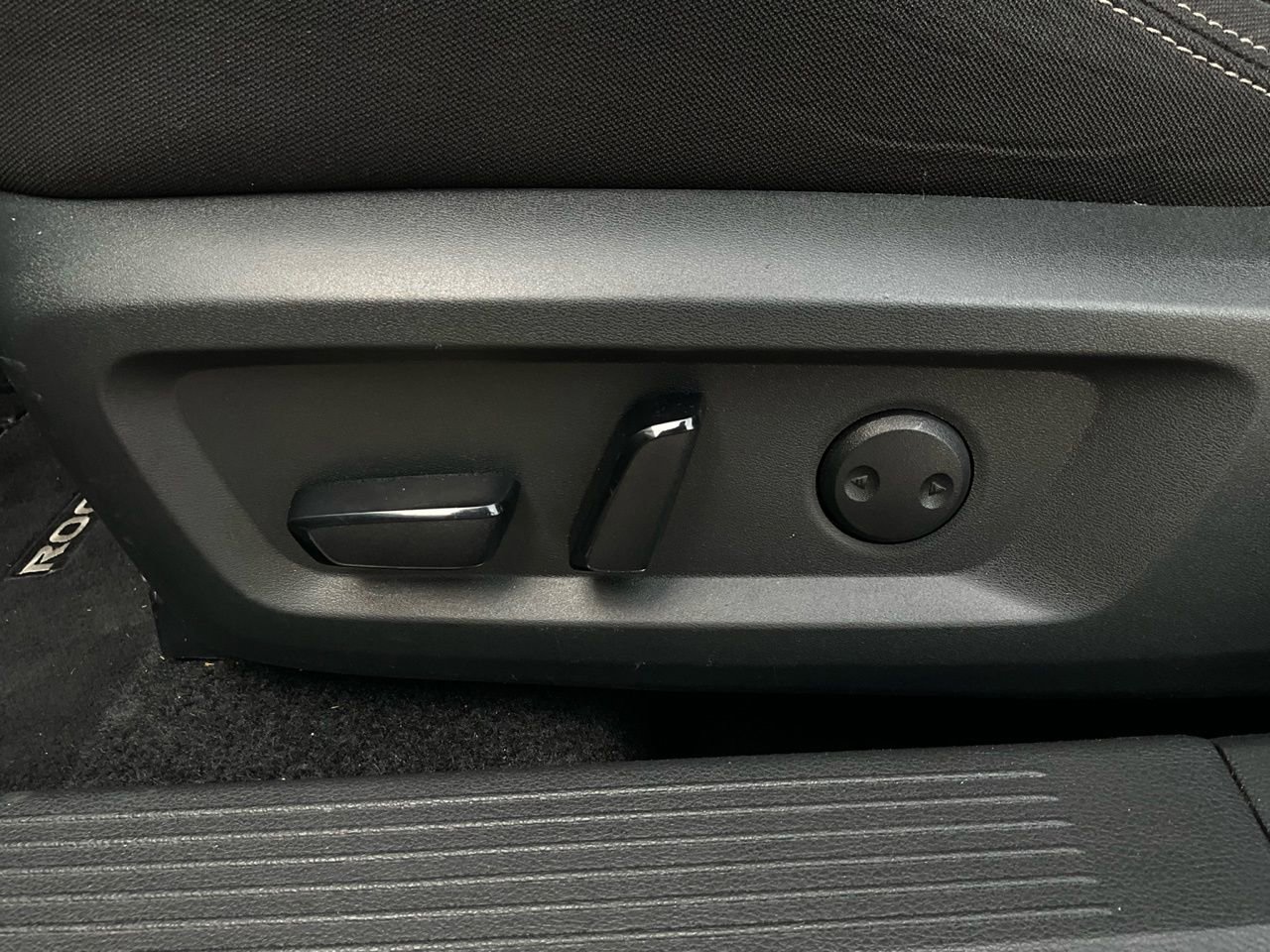 Used 2025 Nissan Rogue SV image 11