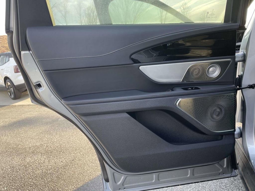 Used 2025 Lincoln Nautilus Reserve image 2