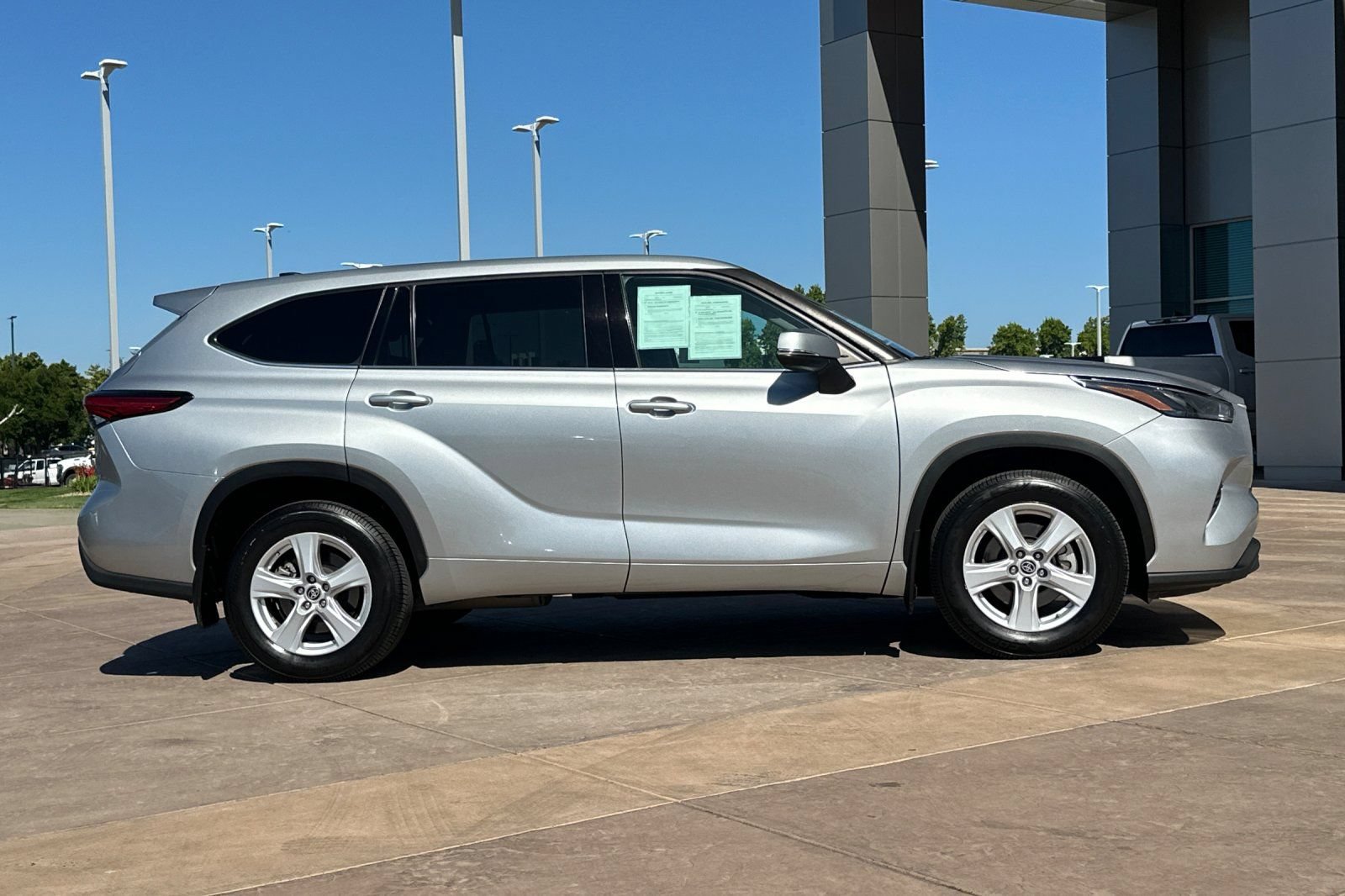Used 2022 Toyota Highlander LE AWD/4WD video 3