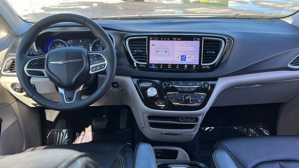 Used 2024 Chrysler Pacifica Touring-L image 18