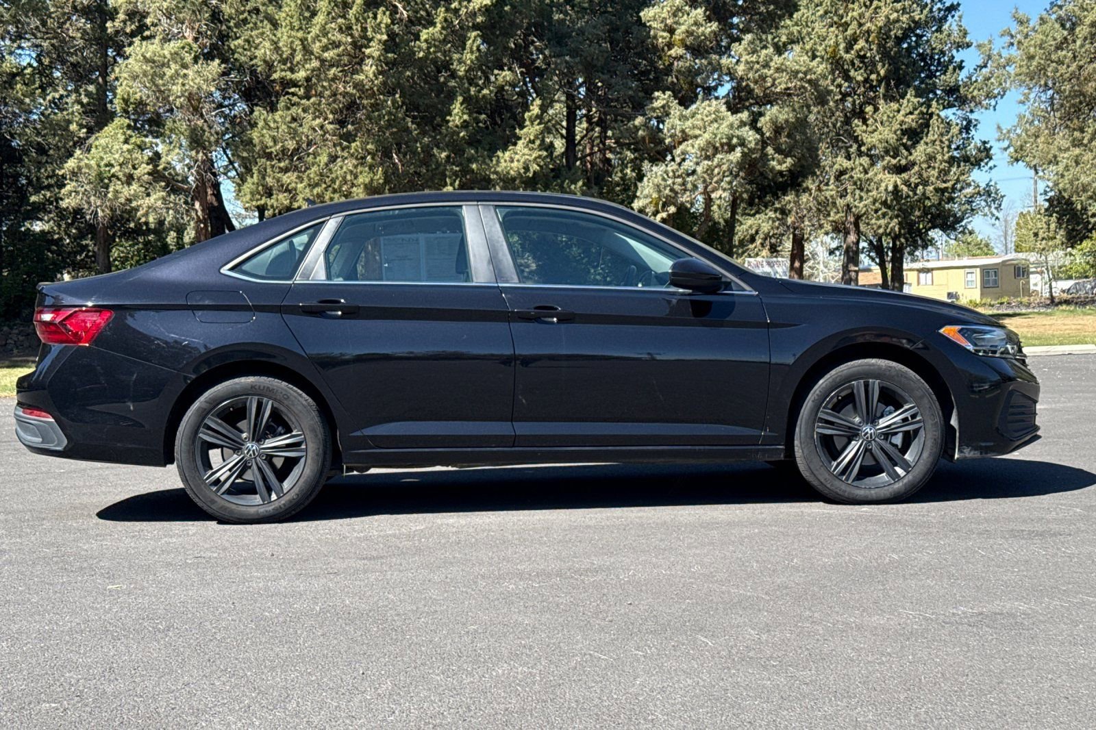 Used 2024 Volkswagen Jetta SE FWD image 3