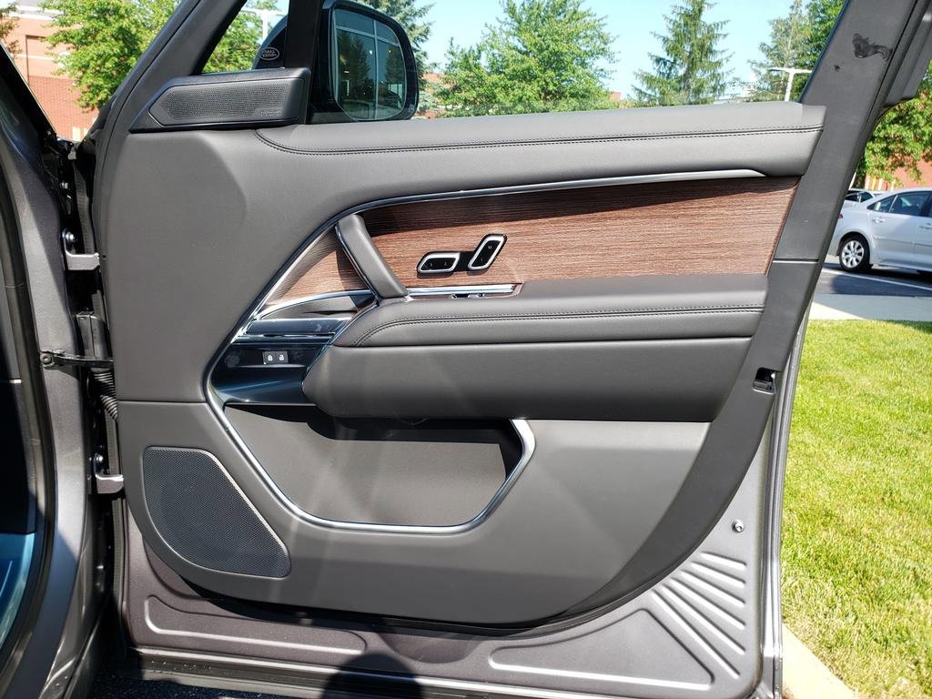 New 2025 Land Rover Range Rover SE image 18