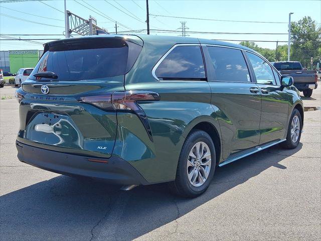 Certified 2025 Toyota Sienna XLE FWD image 25