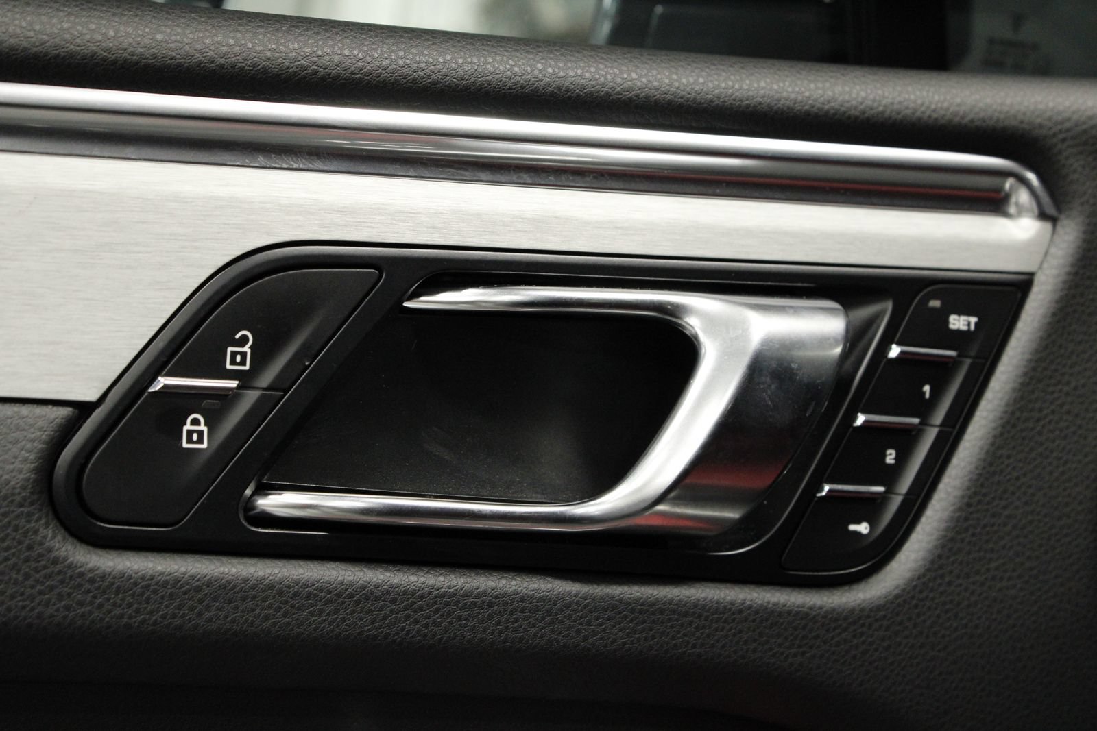 Certified 2025 Porsche Macan AWD/4WD image 23