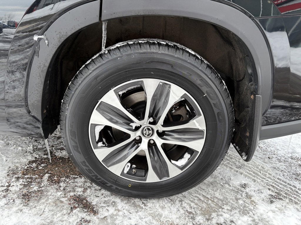 Certified 2022 Toyota Highlander XLE image 9