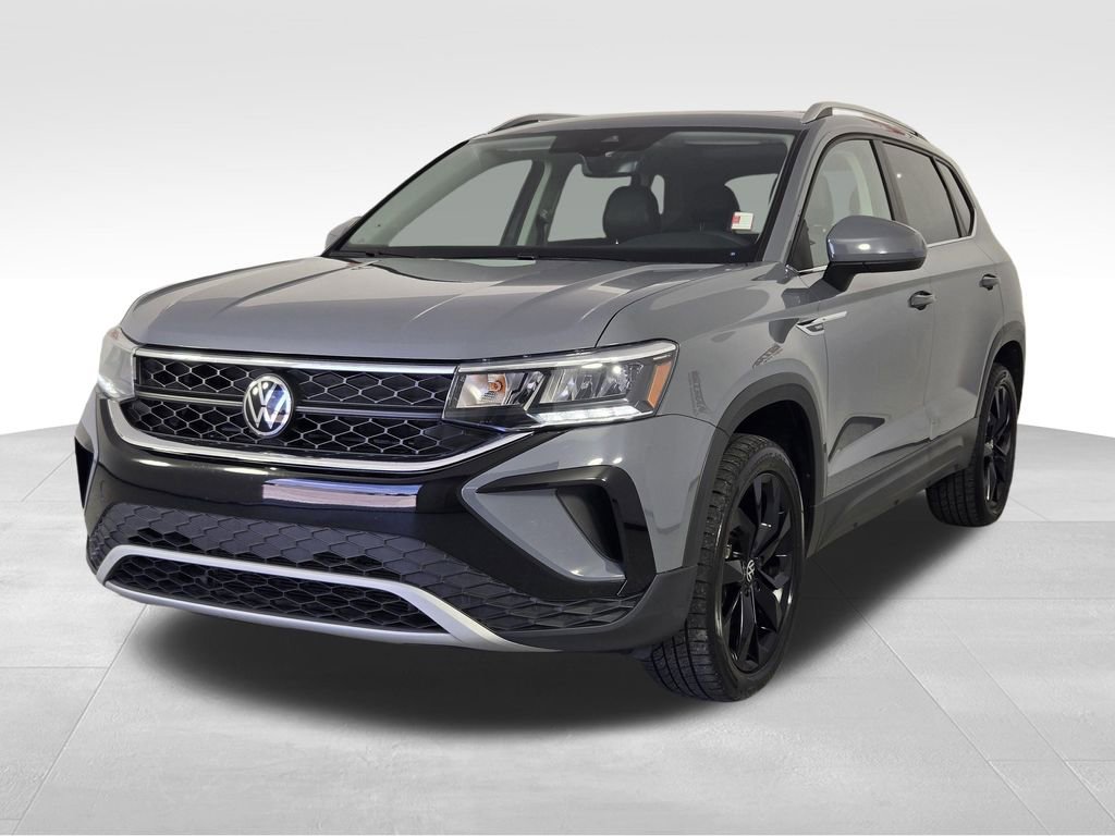 Used 2023 Volkswagen Taos SE w/ Panoramic Sunroof Package FWD image 3