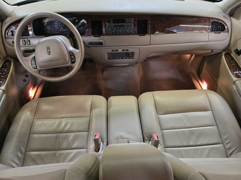 Used 2001 Lincoln Town Car Executive RWD image 4