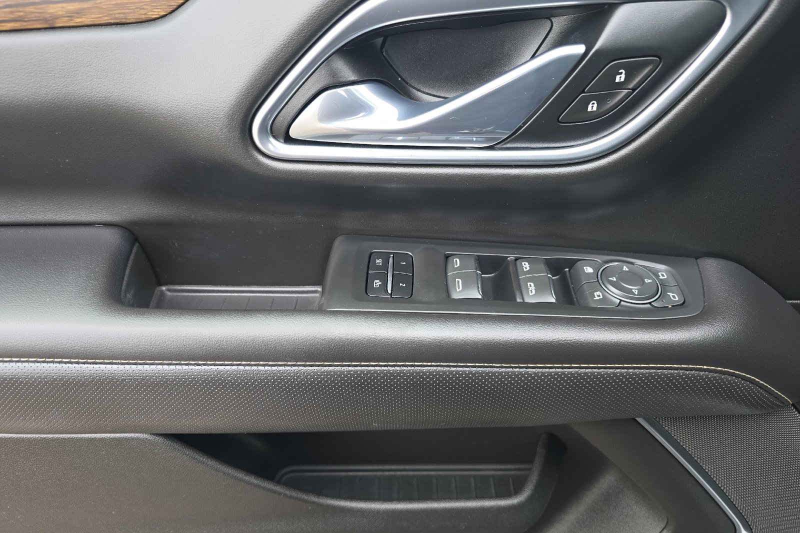 Used 2021 Chevrolet Suburban Premier w/ Premium Package image 11