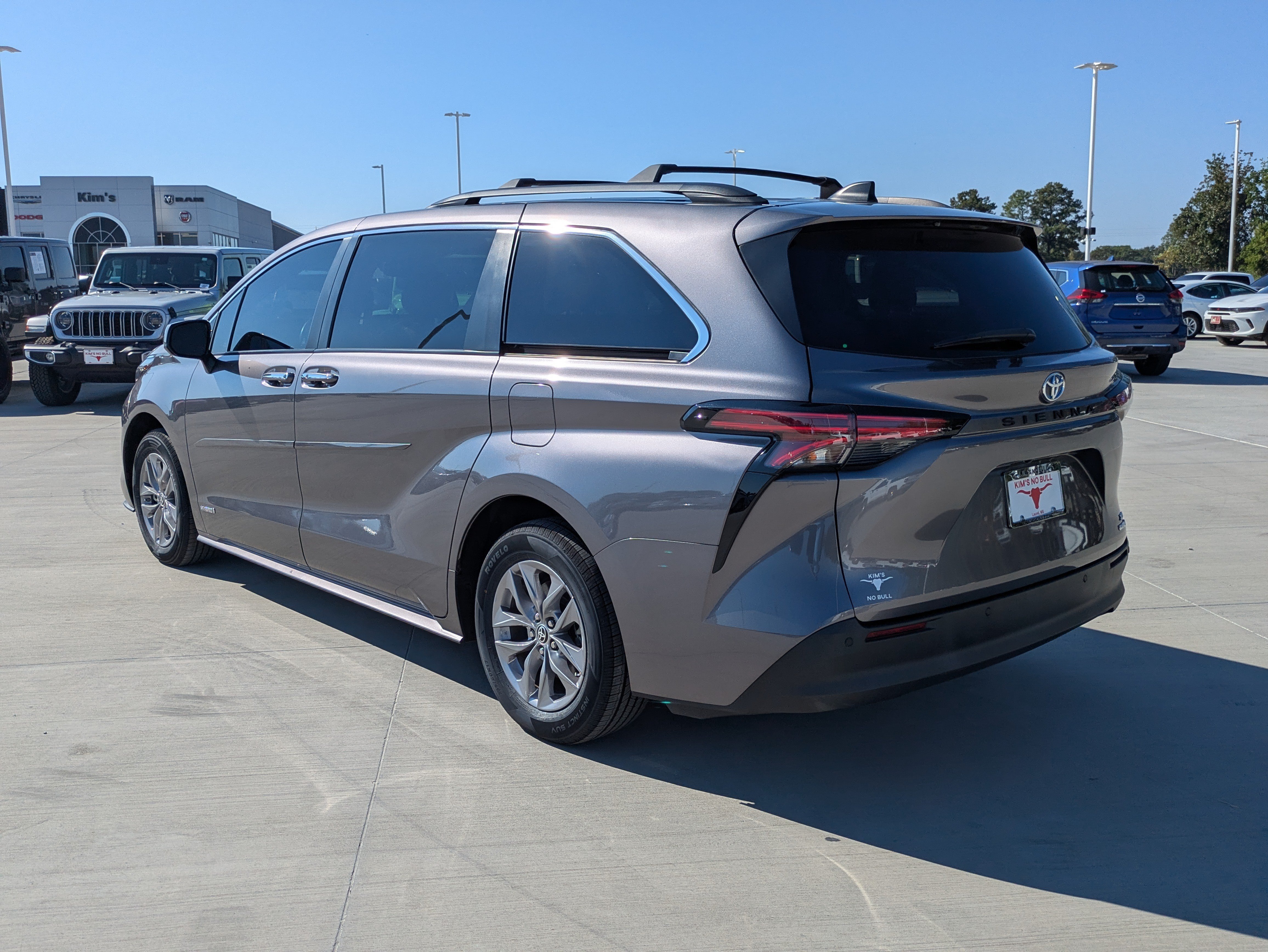 Certified 2021 Toyota Sienna XLE FWD image 3