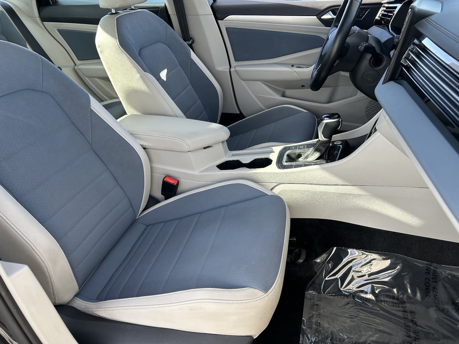Used 2025 Volkswagen Jetta SE FWD image 13