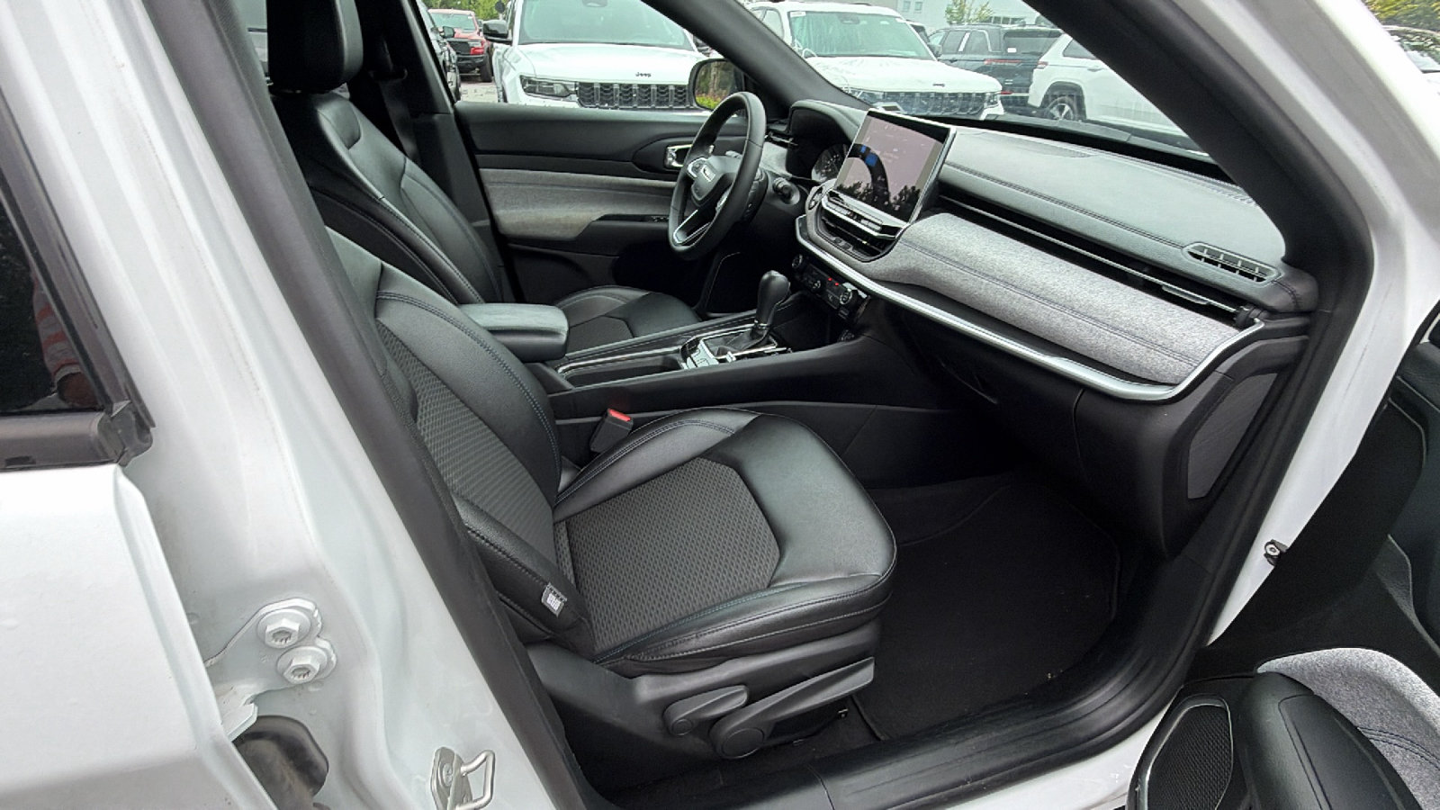 Used 2024 Jeep Compass Latitude AWD/4WD image 19