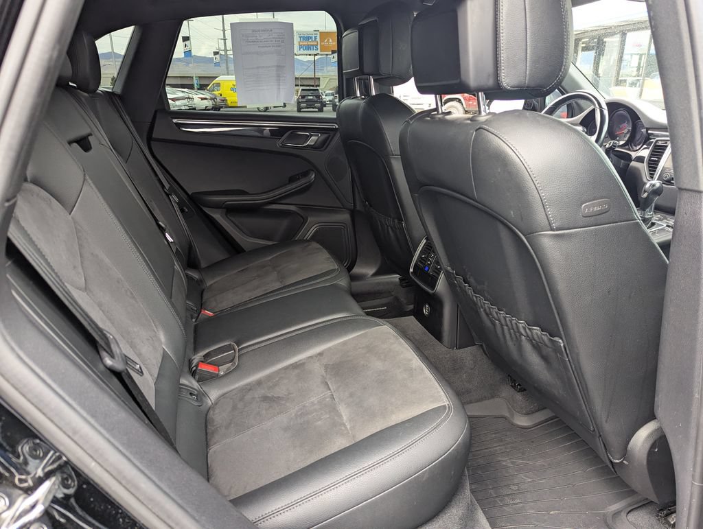 Used 2018 Porsche Macan AWD/4WD image 32
