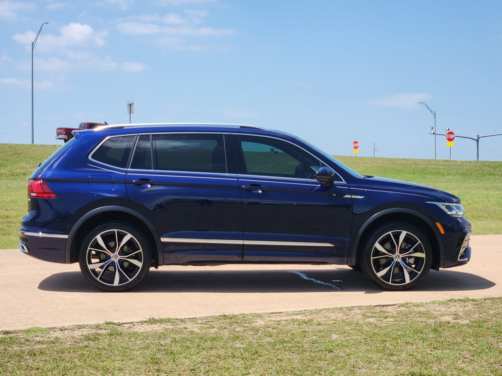 Used 2024 Volkswagen Tiguan SEL R-Line AWD/4WD image 7