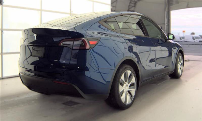 Used 2024 Tesla Model Y Long Range AWD/4WD image 3