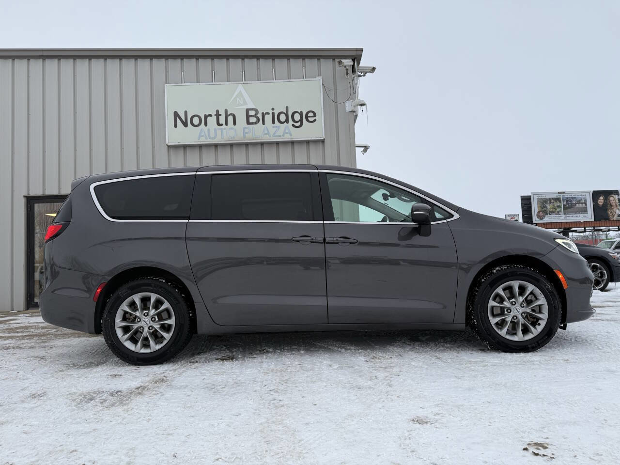 Used 2023 Chrysler Pacifica Touring-L image 30