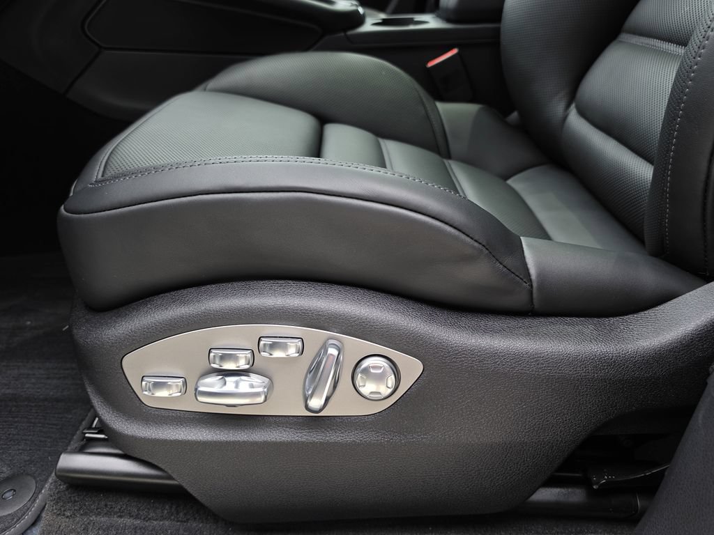 New 2026 Porsche Macan AWD/4WD image 17