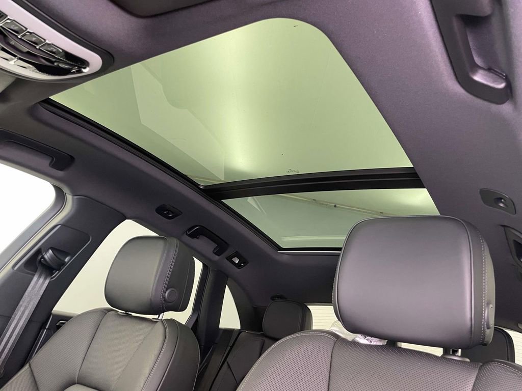 New 2025 Porsche Macan Base image 18