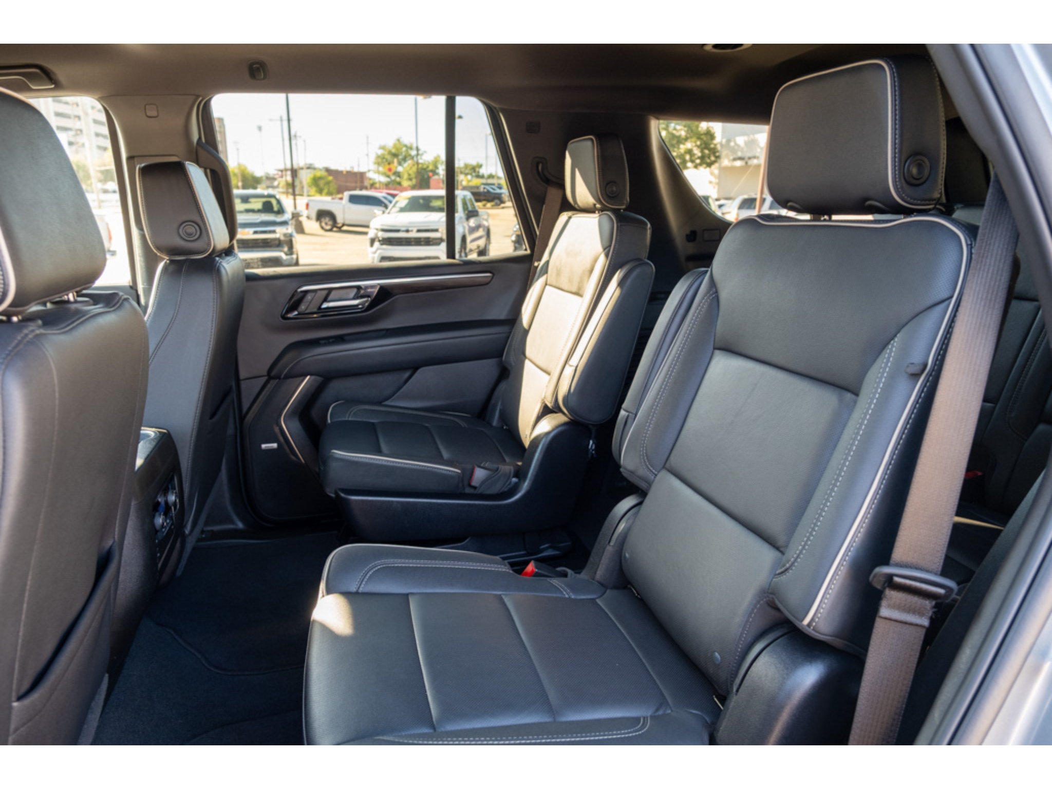 Used 2025 Chevrolet Tahoe Premier AWD/4WD image 13