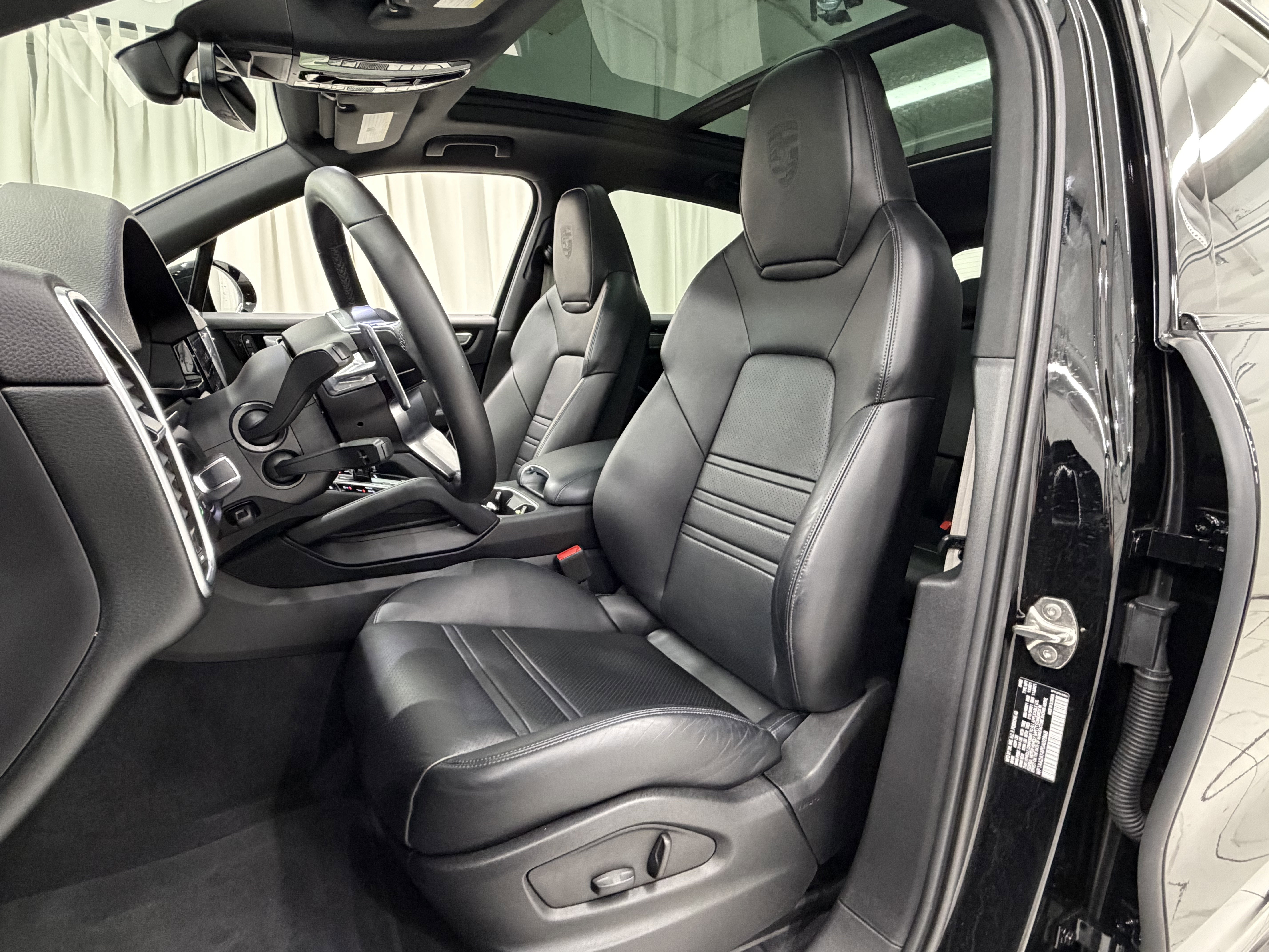 Certified 2023 Porsche Cayenne Platinum Edition image 32