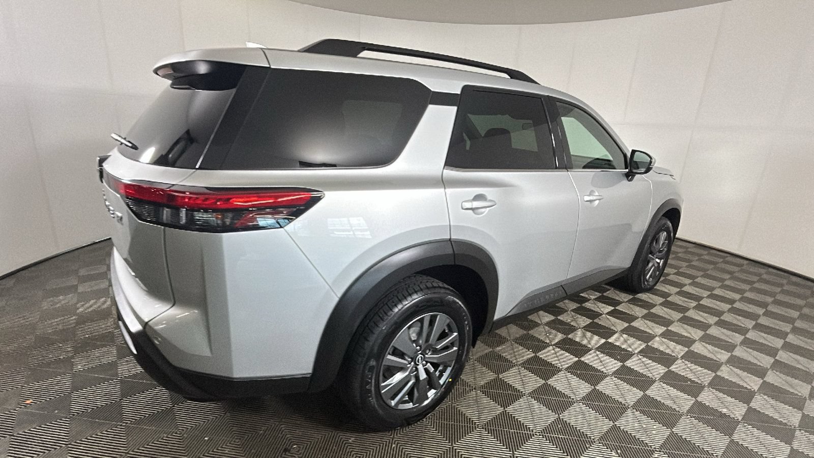 Used 2025 Nissan Pathfinder SV AWD/4WD image 3
