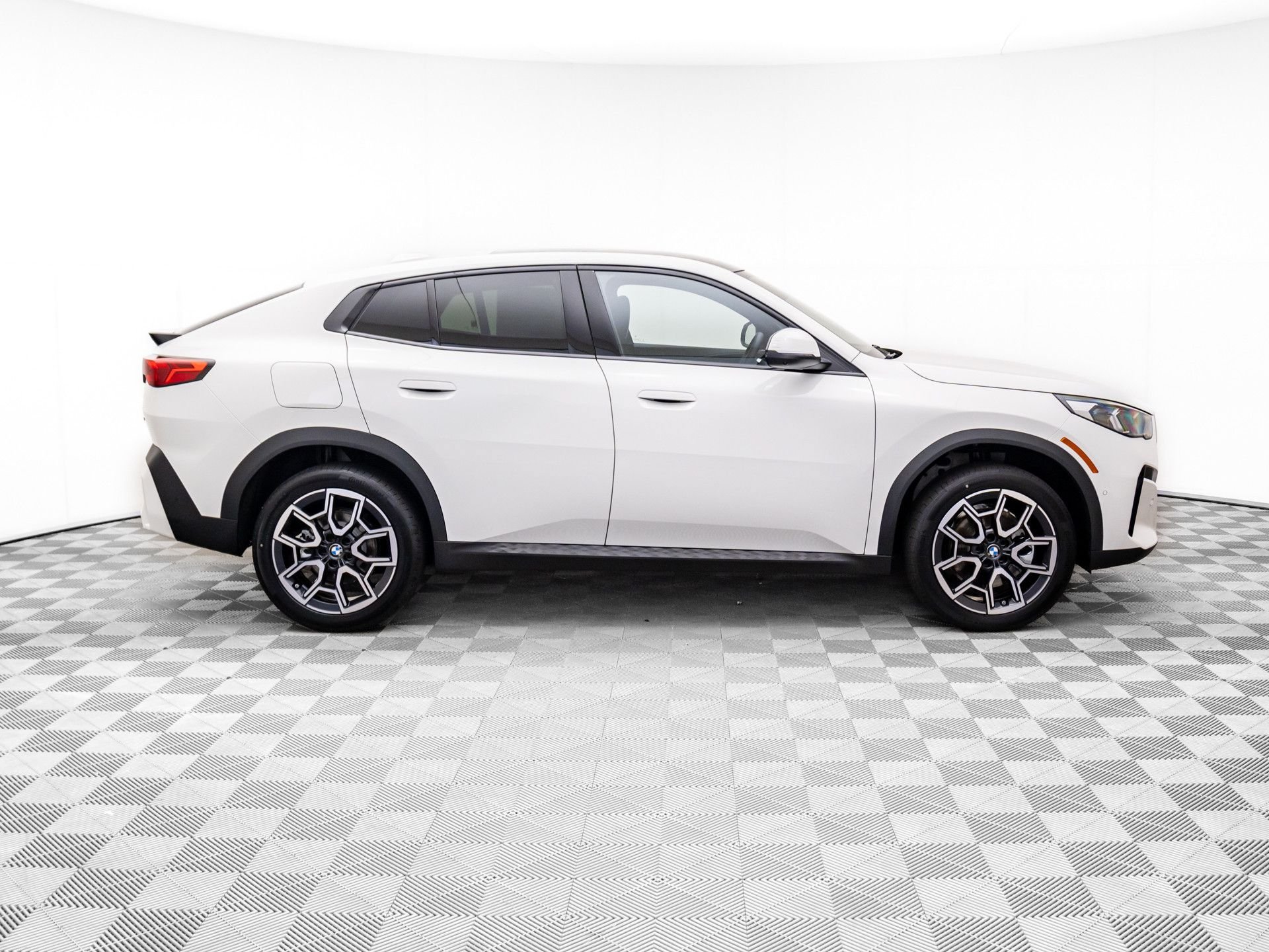 New 2026 BMW X2 xDrive28i w/ Technology Package AWD/4WD image 8