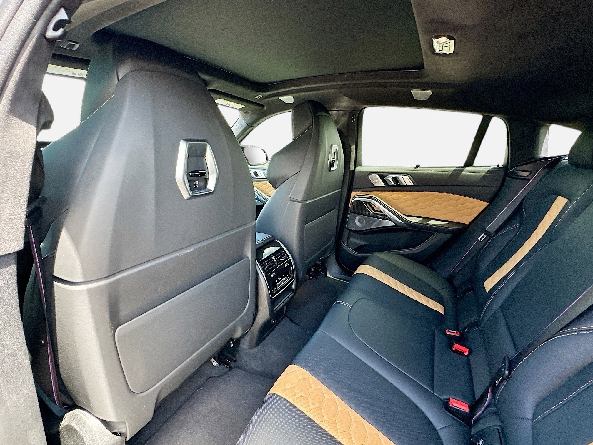 Used 2025 BMW X6 M Competition w/ Executive Package image 27