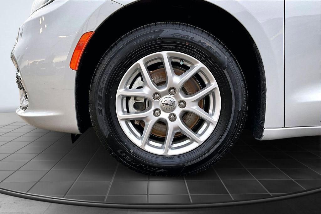Used 2024 Chrysler Pacifica Touring-L image 9