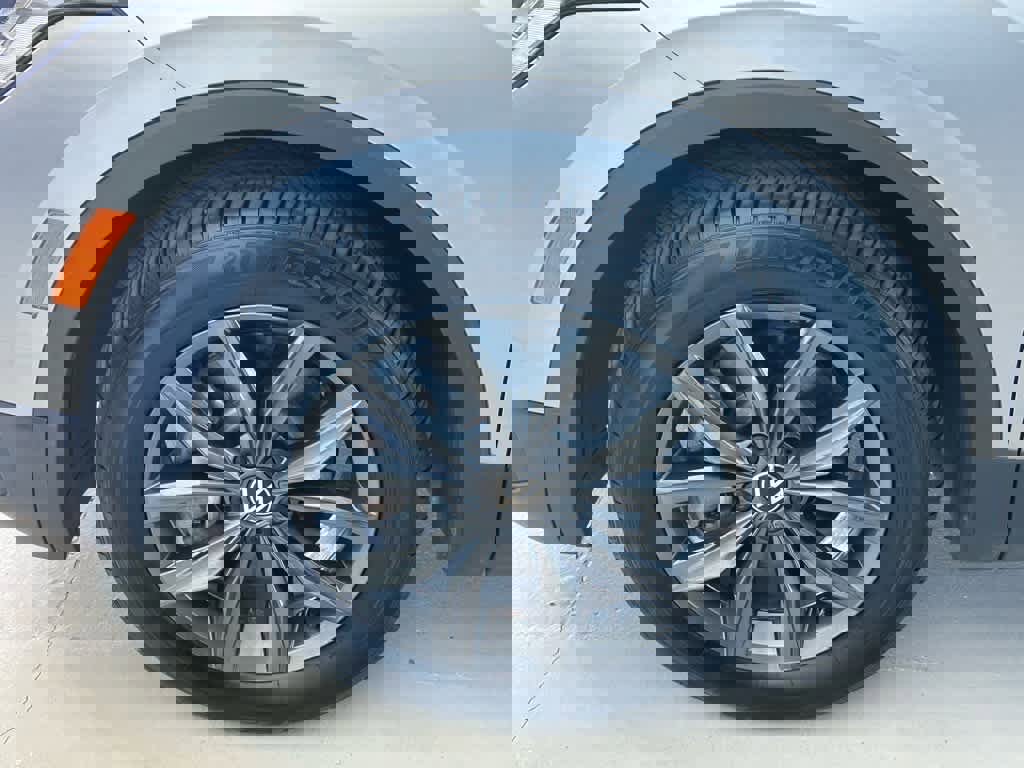 Certified 2024 Volkswagen Tiguan SE w/ Panoramic Sunroof Package image 8