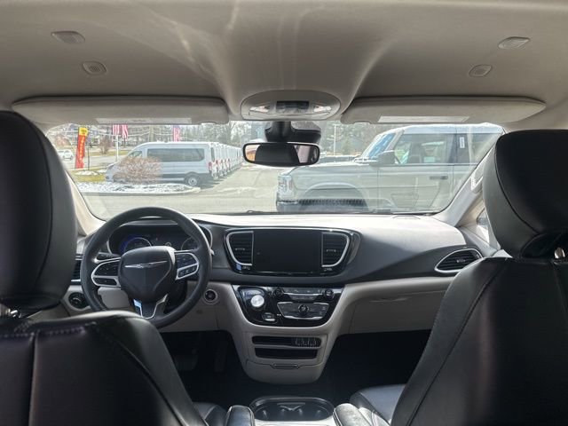 Used 2023 Chrysler Pacifica Touring-L image 21