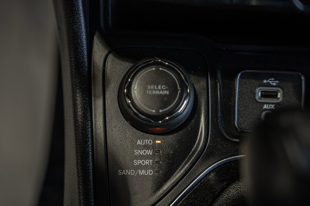 Certified 2019 Jeep Cherokee Limited w/ Trailer Tow Group image 30