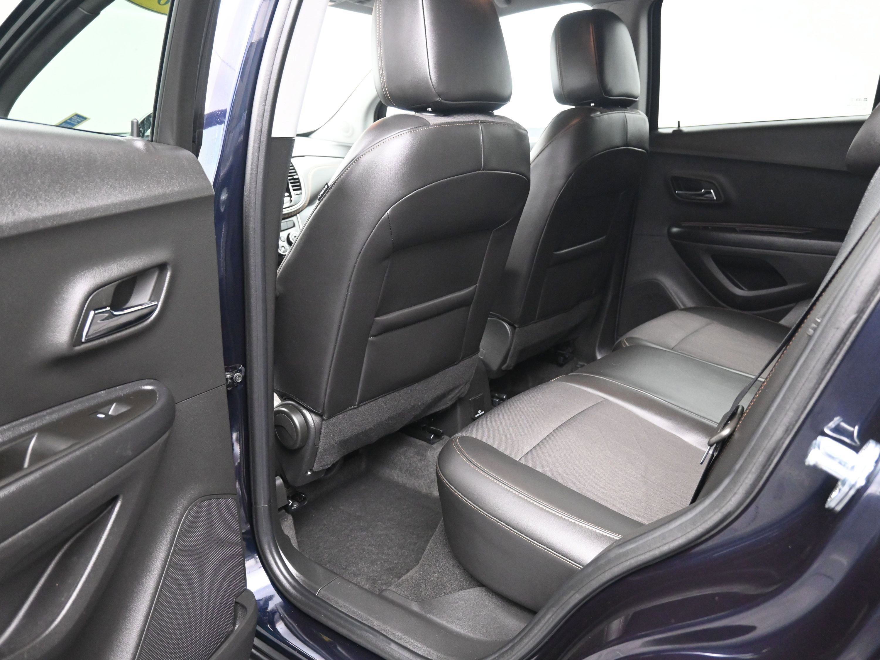 Used 2022 Chevrolet Trax LT w/ LT Convenience Package image 22