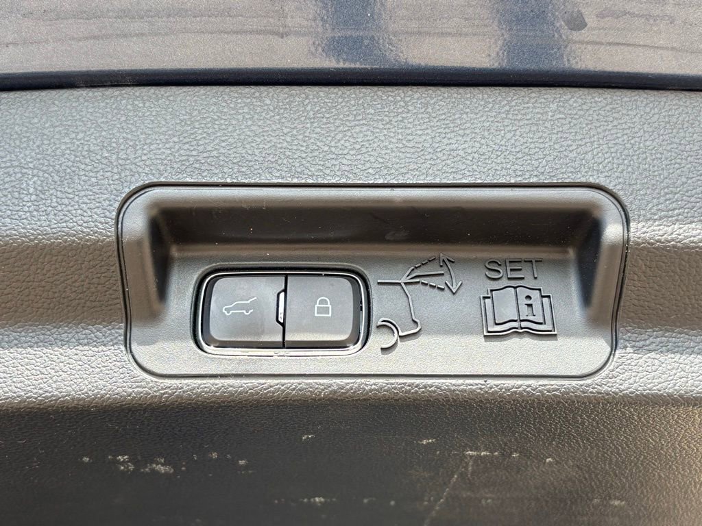 Used 2020 Ford Explorer XLT w/ Equipment Group 202A image 7