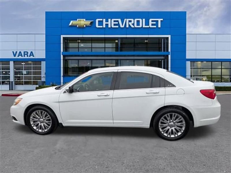 Used 2011 Chrysler 200 Limited FWD image 2
