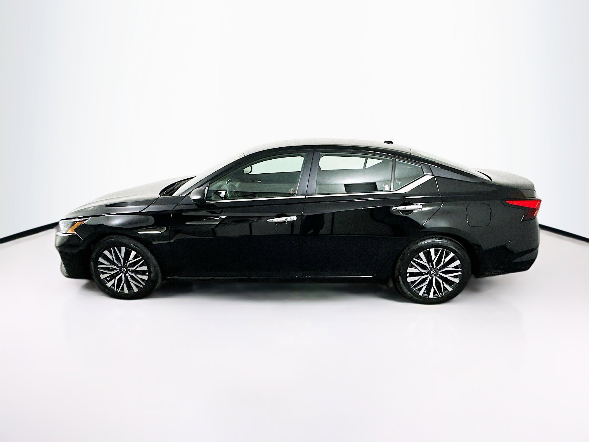 Used 2025 Nissan Altima 2.5 SV image 4