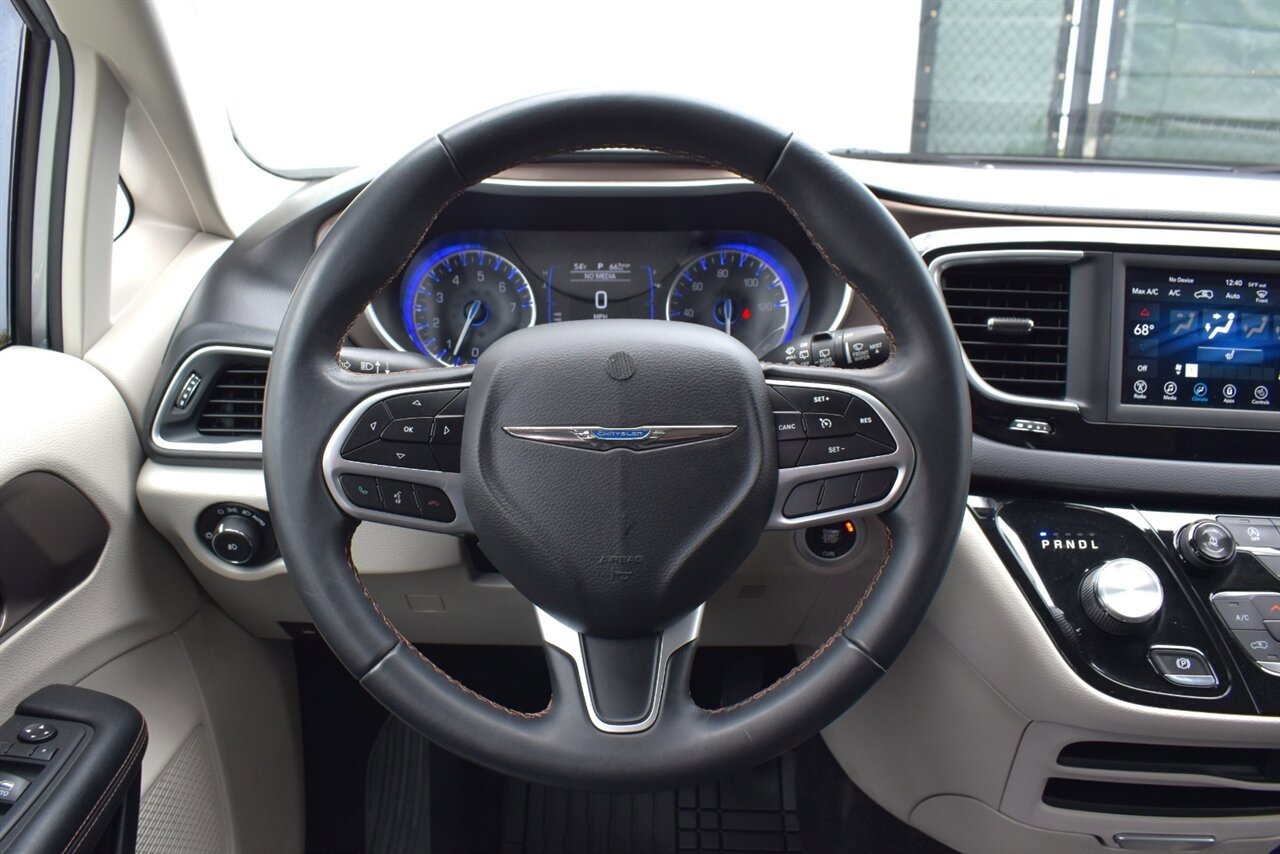 Used 2018 Chrysler Pacifica Touring-L FWD image 14