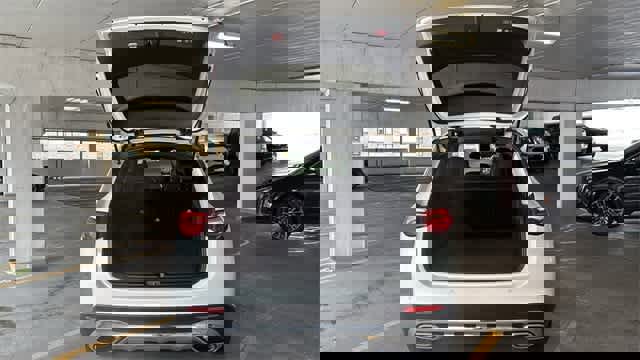 Used 2025 Mercedes-Benz GLC 300 4MATIC image 11