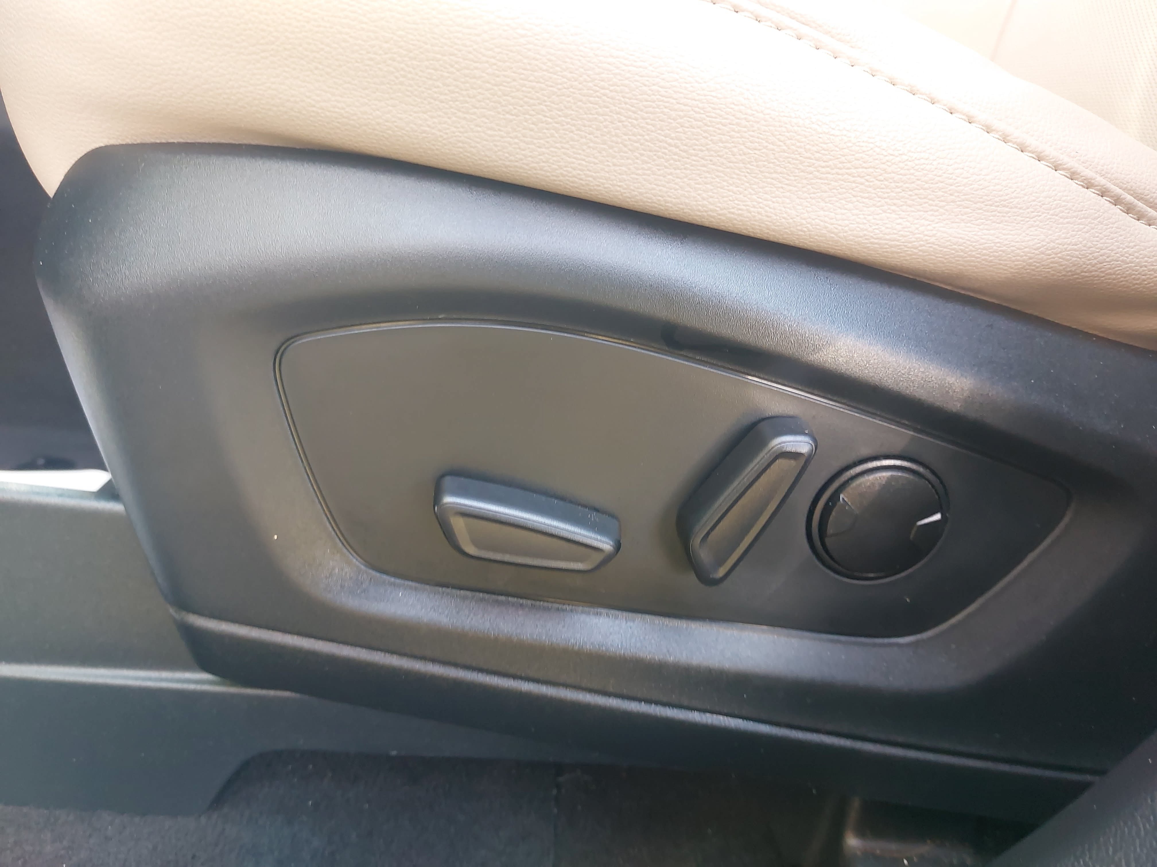 Used 2023 Ford Explorer Limited w/ Equipment Group 301A AWD/4WD image 29