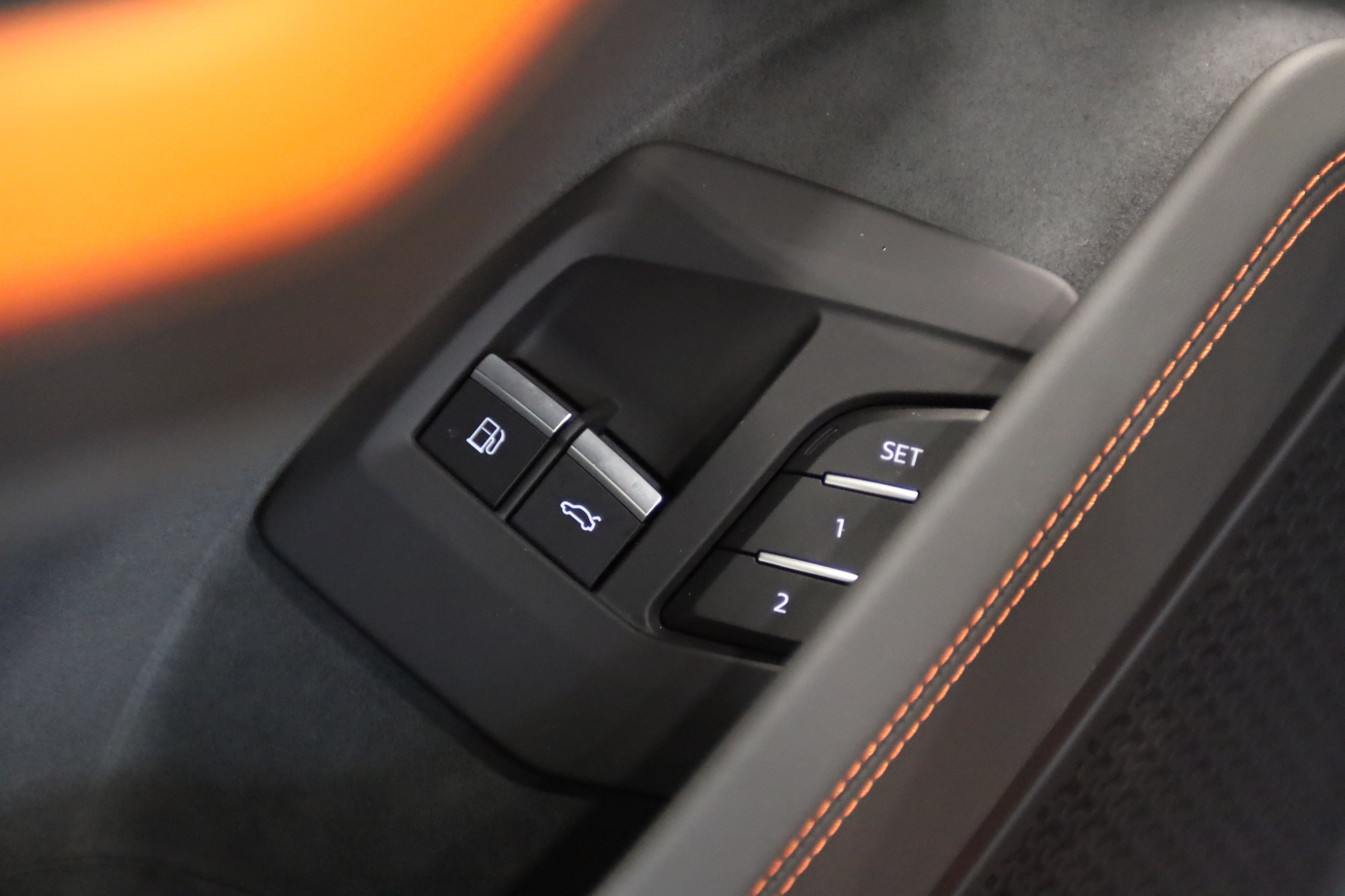 Used 2025 Lamborghini Urus SE AWD/4WD image 12