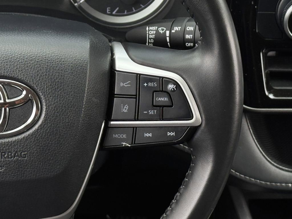 Used 2024 Toyota Highlander LE AWD/4WD image 15