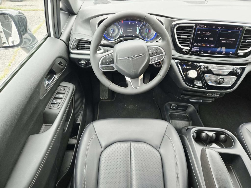 Used 2025 Chrysler Pacifica Select FWD image 10