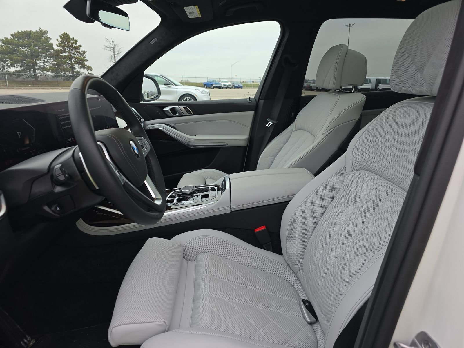 Used 2025 BMW X7 xDrive40i w/ Climate Comfort Package image 10
