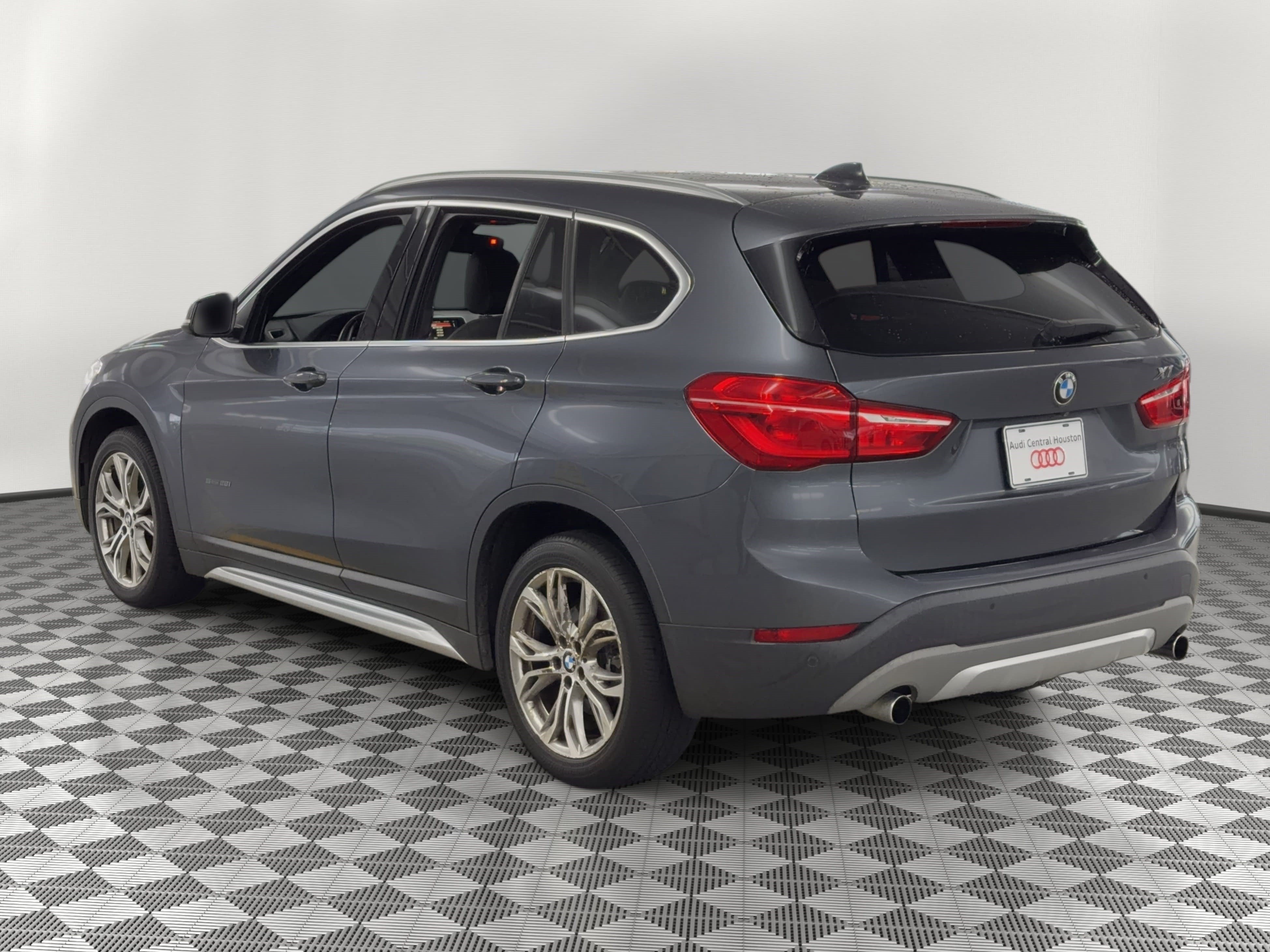 Used 2017 BMW X1 sDrive28i FWD image 3