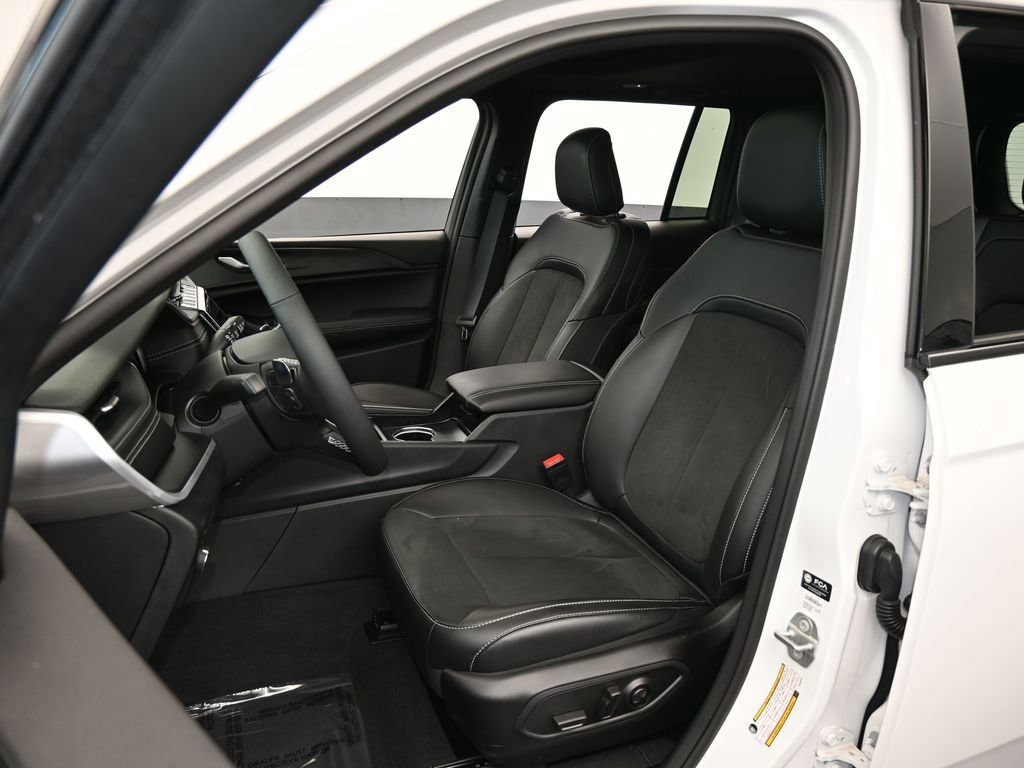 Used 2025 Jeep Grand Cherokee Altitude image 33