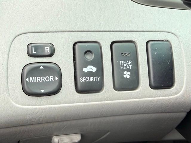 Used 2005 Toyota Highlander 4WD V6 w/ 3rd Row image 22