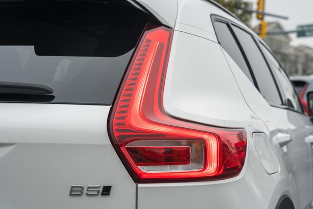 Certified 2024 Volvo XC40 B5 Ultimate w/ Protection Package Premier image 7