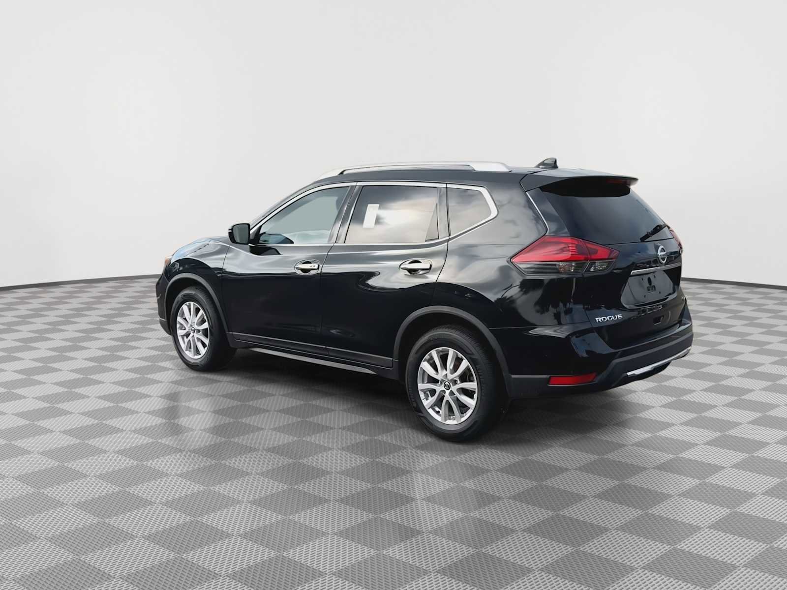 Used 2018 Nissan Rogue SV image 6